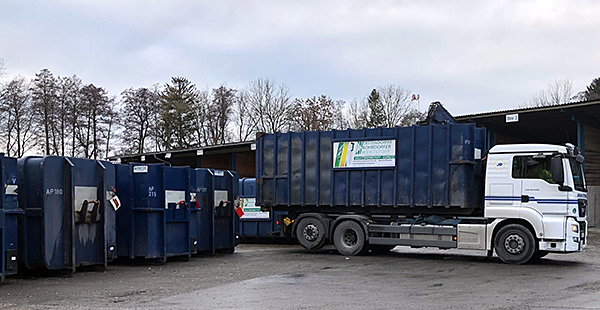 Dettendorfer LKW nimmt die fertig beladenen Container mit Ersatzbrennstoffen auf. (Copyright Rohrdorfer)