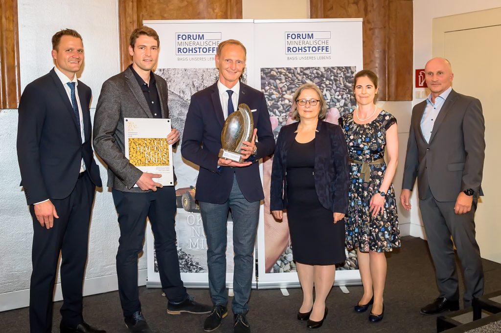 Das Rohrdorfer-Team nimmt den Nachhaltigkeitspreis 2022 in der Kategorie Soziales entgegen.