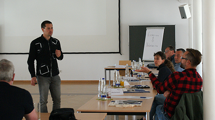 Simon Kalo von der BG RCI bei einem Training mit Rohrdorfer Führungskräften (Copyright Rohrdorfer)