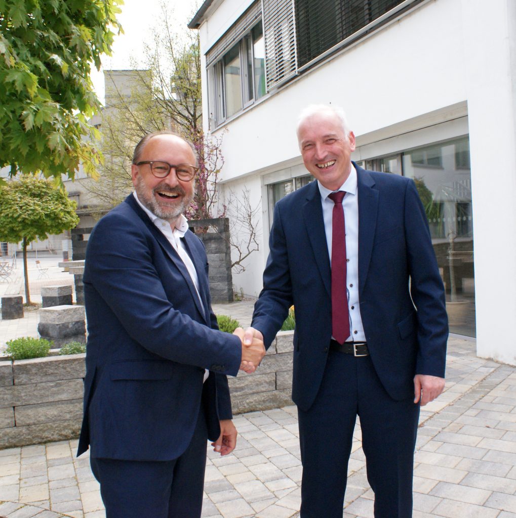 Gottfried Georg Eymer, Mitglied des Vorstands von Rail Cargo Austria (links) und Mike Edelmann, Geschäftsführer von Rohrdorfer. (Copyright Rohrdorfer)