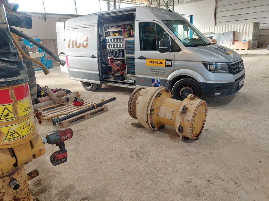 Genug Platz für alle! - Das Fahrzeug vom Service-Team von Zeppelin Österreich in der Werkstätte von Rohrdorfer