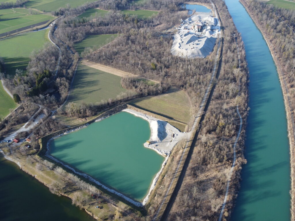 Luftaufnahme der temporären Kiesgrube „Neubeuern Süd“ (unten im Bild) sowie des Rohrdorfer Sand- und Kieswerks Neubern (oben).